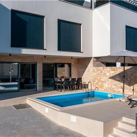 4 Bedroom Villa with Pool near Vodice town, Sibenik Riviera, sleeps 8